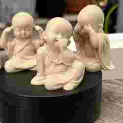 3 Baby Buddhas : Mizaru (I don't see), Kikazaru (I don't hear) and Iwazaru (I don't speak)
