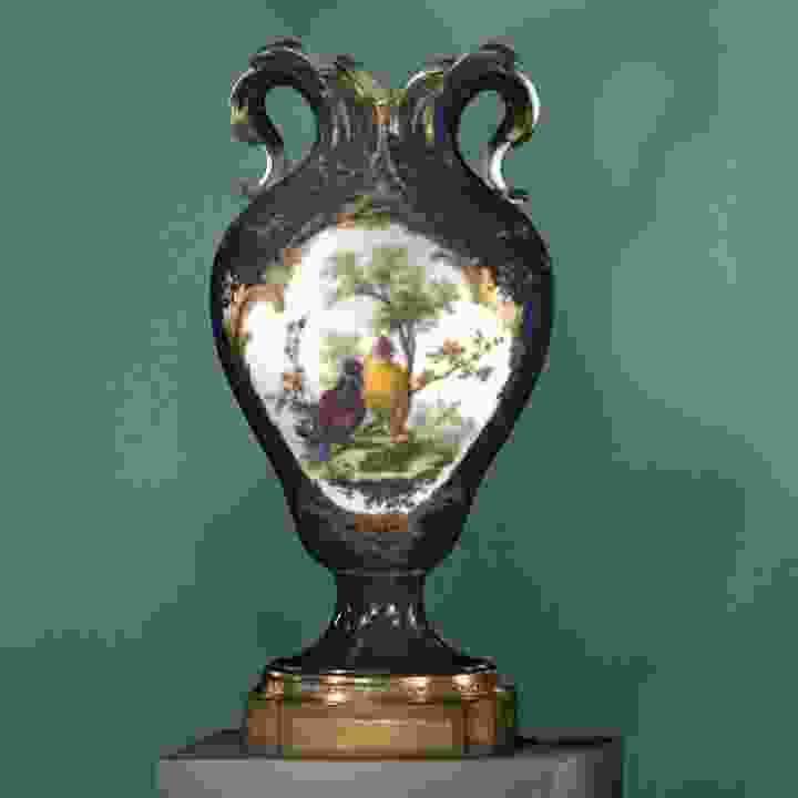 Vase aux Oreilles (Sèvres Manufacture)