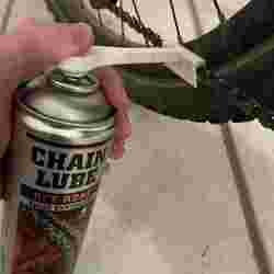 Attachment for oiling the bicycle chain