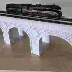 HO double-track stone bridge with Marklïn C rail support and lima