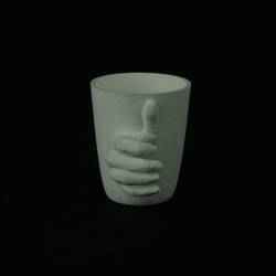 Mano en el vaso
