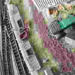 Set of greenhouses, well, wheelbarrow, shovel, rake and vases for your garden in HO
