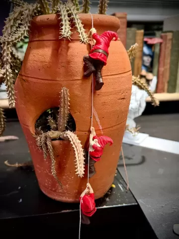 Climbing gnomes
