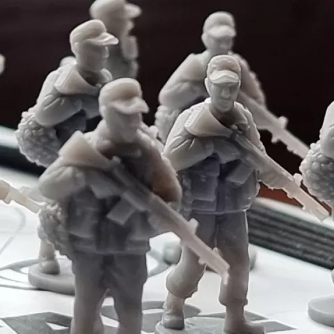 British Army Cold War patrol poses in forage caps (crap hats) 20mm 1/72 Elhiem by matthew hingley