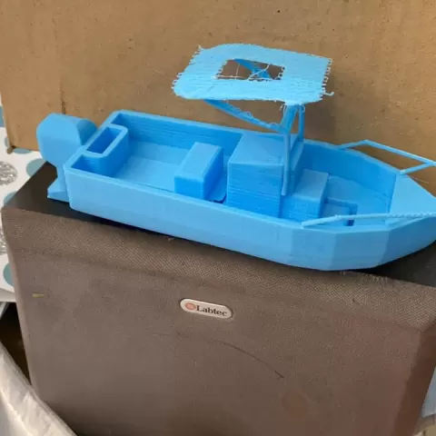 sea boat floating by Leon