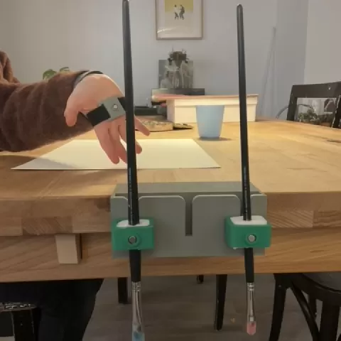 Ein Pinsel für alle, eine adaptive Pinselhalterung (An adaptive Brush holder) by Marie Reusch