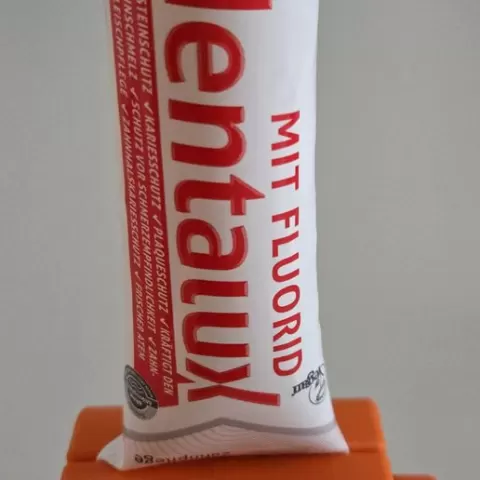 Tube press e.g. for toothpaste tubes
