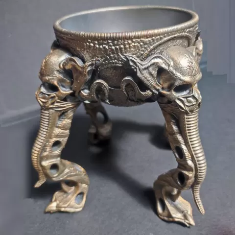 Skull pot by Lionel Rigollet