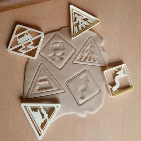 X4 ROAD SIGNS TRAFFIC SYMBOLS - COOKIE CUTTER, DOUGH - ROAD SIGNS TRAFFIC ROUTE