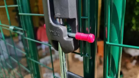 Grip Extension for Omlet Walk In Run Lock (Griff Verlängerung für Schloss an Omlet Voliere)