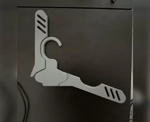 Foldable clothes hanger