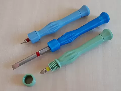 Ergonomic lockable bit screw driver with print-in-place freewheel