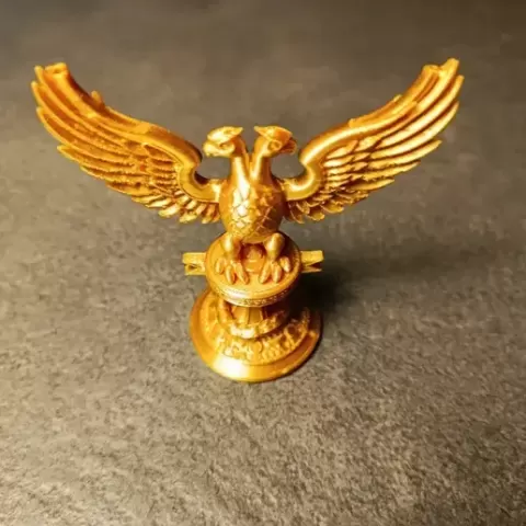 Figurine dorée à l’aigle bicéphale