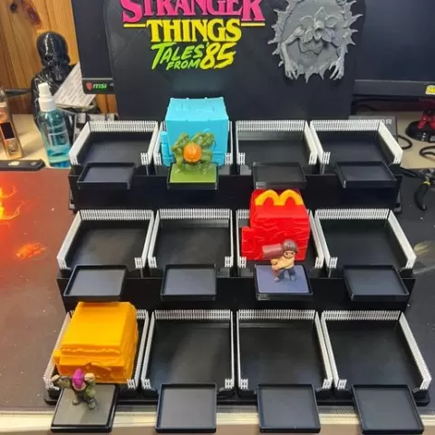 Stranger Things Tales from 1985 (85) Toy Display Stand | 12 Slot Organizer Diorama (Comercial)