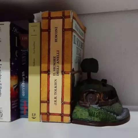 Hobbit-hole book holder
