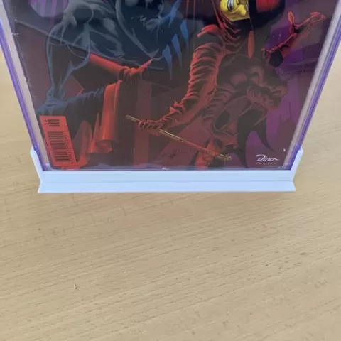 Stand for comic book top loader
