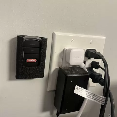 Wall mount Genie G3T-R 3-Button Remote