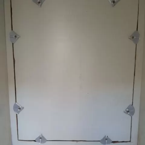 Plate bottom lock