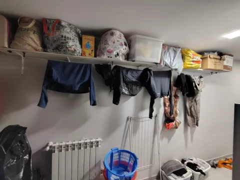 Rope support to hung clothes for under a shelf
