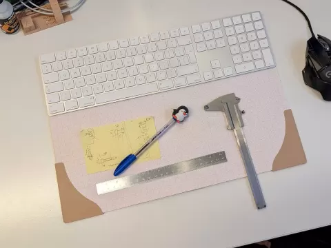 Anti curling corner shields for notepad paper