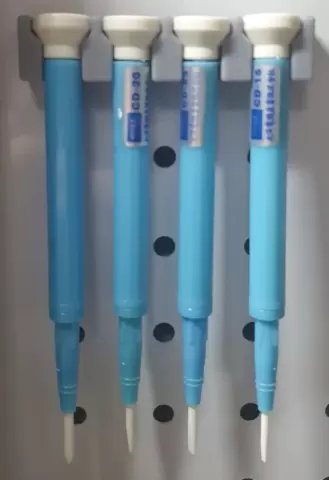 Wall mount for ceramic screwdrivers
