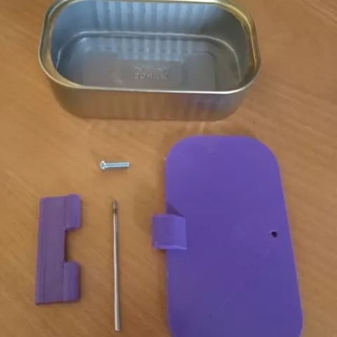 Lid with hinges for tin can.