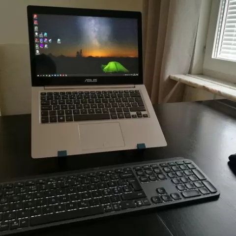 Customizable laptop stand