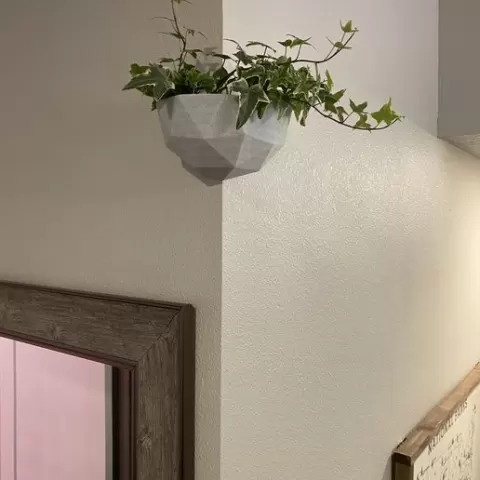 Geometric floating corner planter