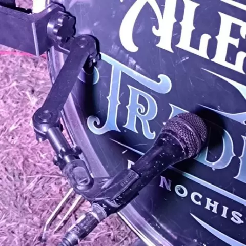 Kick drum microphone arm