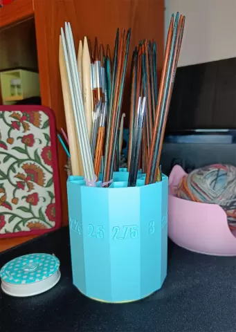 Rotating Pen/knitting needle organizer