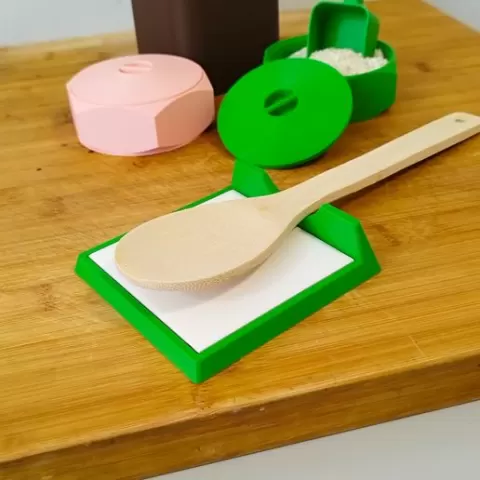 Kitchen spoon holder