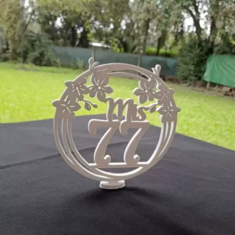 # Centro de Mesa Personalizado "Mis 77" – Decoración Elegante para Cumpleaños, Aniversario y Eventos | STL para Impresión 3D