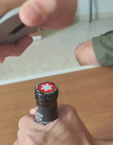 Bottle opener keychain captain america shield/ Llavero abre botellas escudo Capitán América/ Bottle opener keychain captain america shield