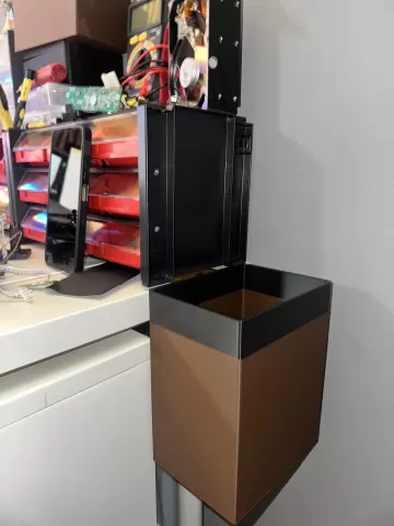 Papelera de escritorio con agarre en C