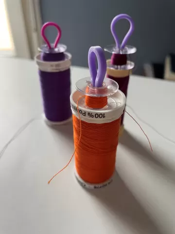 Sewing spool clip