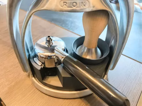 Tamping station for ROK