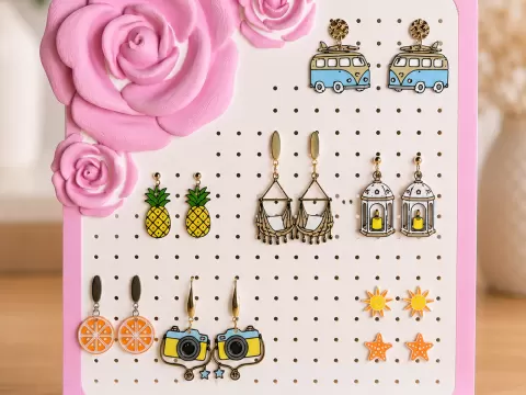 Expositor de pendientes con rosas