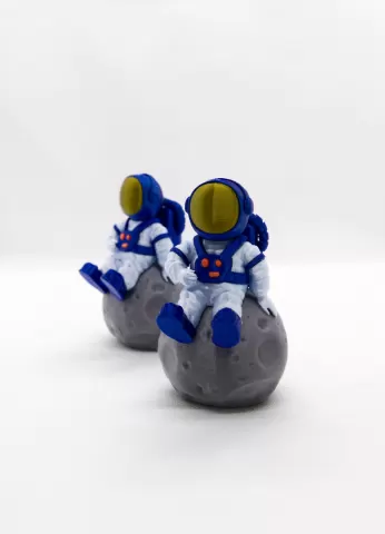 Astronaut sitting on the moon (+.3mf for MMU)