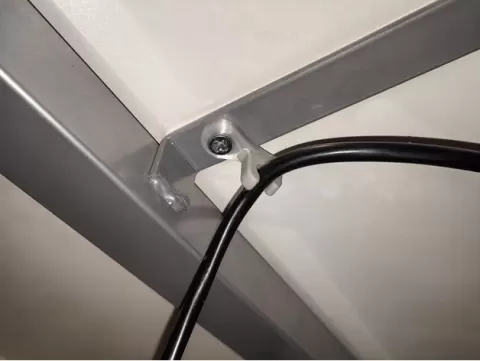 Wire clip for table