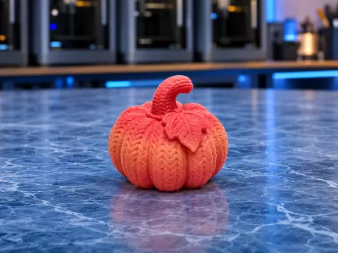 Strickkuerbis mit Blaetterkrone Herbstzauber pur