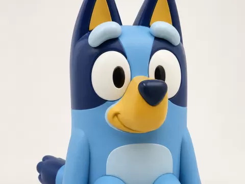 BLUEY SENTADA APOYADA CON LAS MANOS