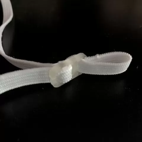 Elastic keeper/adjuster for 1/4" flat elastic