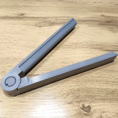 Pouch squeezer clamps