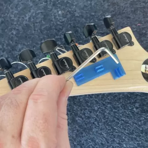 3mm Allen key Holder for Guitar / Soporte para llave Allen de 3 mm para guitarra