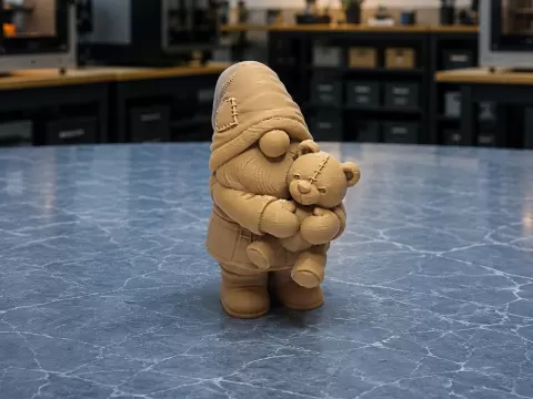 Kuschelwichtel mit treuem geflicktem Teddyfreund