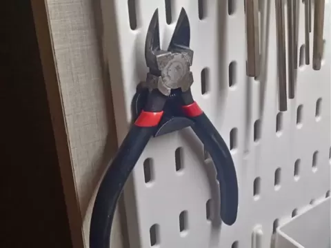 Skadis pliers support