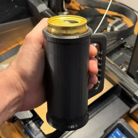 CANECA COM ALÇA PARA LATAS FINAS