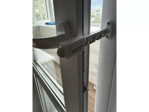 Фиксатор-блокиратор оконной гребенки «Антипопугай» / Pet-Proof Window Comb Restrictor Lock (Anti-Parrot / Anti-Cat)