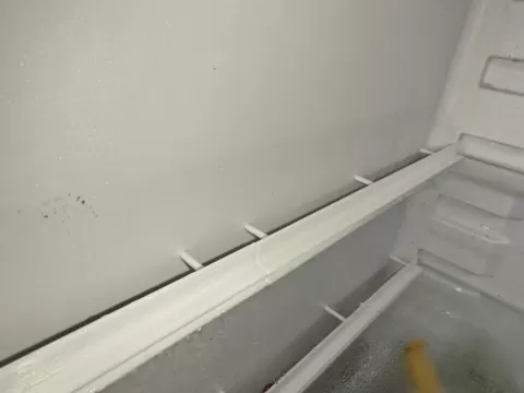 Refrigerator - Glass panel rear strip