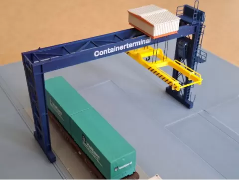 Containercrane at Lohseplatz